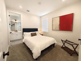 Northside Retreat - Chic 3 BDR Pet Friendly - Houston - 2