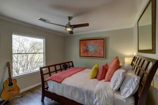 Spring Branch Haven - Cozy 3BR Oasis Pet Friendly - Houston - 7