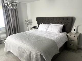 Horley Hideaway - 4 Bedroom House- Sleeps 7 - Horley - 2