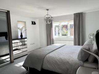 Horley Hideaway - 4 Bedroom House- Sleeps 7 - Horley - 1
