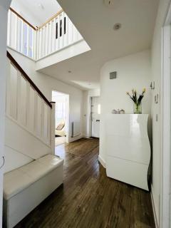 Horley Hideaway - 4 Bedroom House- Sleeps 7 - Horley - 3