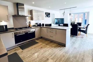 Horley Hideaway - 4 Bedroom House- Sleeps 7 - Horley - 7