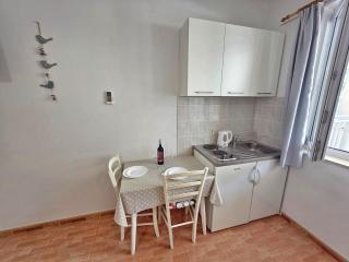 Lovely Studio Apartment for 2 Free Private Parking - 1