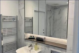 Luxury Apartment With Free Parking - Manchester - 6