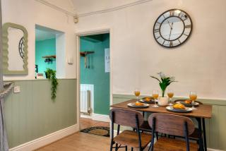 Victorian House in Hoole, Pets Allowed,Free Parking Sleeps 8 - Chester - 1