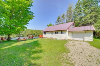 Tranquil Escanaba River Cottage with Kayaks and Deck - 9