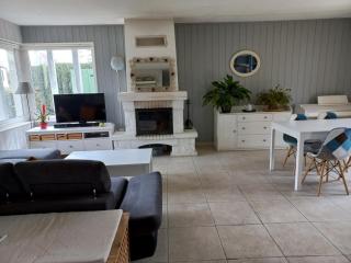 3 bedroom house with garden - - 8