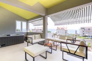 The Penthouse Harmony Beachfront with Hot Tub - 2
