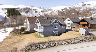 Stor leilighet nær flyplass, buss og natur - Tromsø - 9
