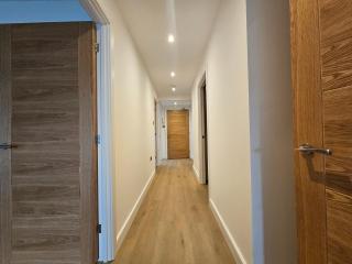 Leeds City Centre 2BR Apartment - Luxury Stay with Private Terrace - Leeds - 2