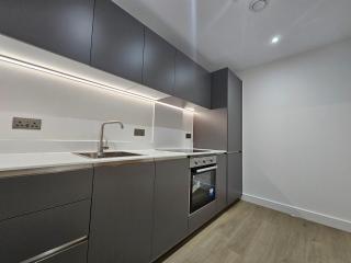 Leeds City Centre 2BR Apartment - Luxury Stay with Private Terrace - Leeds - 1