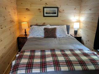 Hillside HideAway - - 4