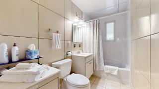 • Iconic Lustron home with 2 king beds • - Windsor Heights - 2