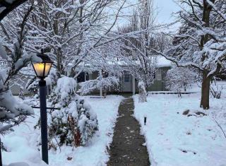 • Iconic Lustron home with 2 king beds • - Windsor Heights - 1