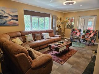 Stunning 4 bed house with huge garden and parking - Cheam - 7