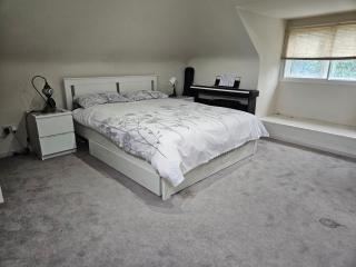 Stunning 4 bed house with huge garden and parking - 5