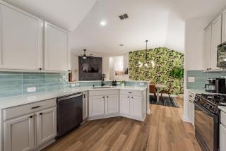 Frisco Border 3BR Retreat Fire Pit King Beds - Little Elm - 9