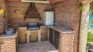Coastal Retreat 5BR Villa - Pool & Seaviews - 3