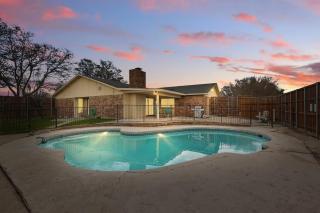 Luxury Retreat in Carrollton - Pool Patio & More - Carrollton - 0