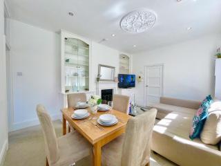 Central Hammersmith 3-Bedroom Maisonette with Private Rooftop Terrace & FREE WiFi - London - 6