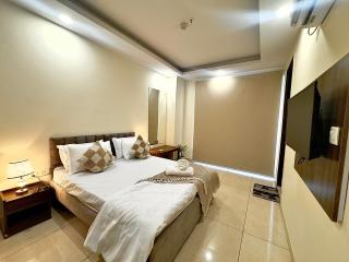 High Rise Lavish Room with Jacuzzi & Amazing View in zirkapur - Zirakpur - 2