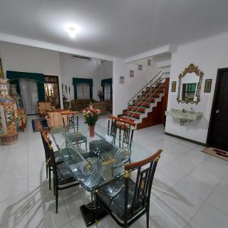 Villa Kusuma 14, Large Garden & Karaoke in Batu City - 2