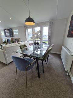 The Retreat 2 bedroom lodge with sauna! - Walton-on-the-Naze - 7