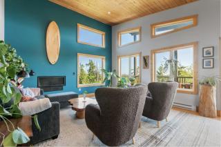 Panoramic Rainforest & Ocean Views, Fire Pit & EV Plug in Ucluelet - 0