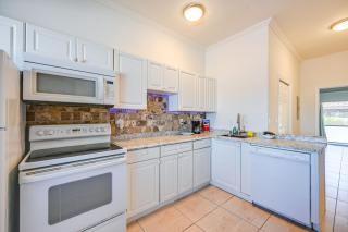 Sail and Soak Naples Condo with Heated Pool Access - Naples - 4