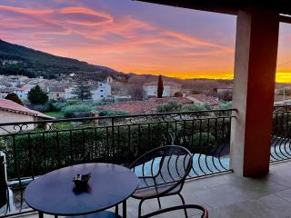 Villa Marthe, maison rénovée avec terrasses, piscine et vue sur le village d'Aups - Aups - 6