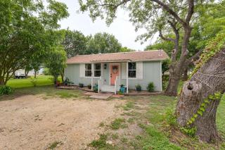 Walk to Boat Ramp Newly Remodeled Seadrift Home! - Seadrift - 8