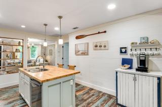Walk to Boat Ramp Newly Remodeled Seadrift Home! - Seadrift - 4