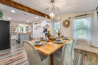 Walk to Boat Ramp Newly Remodeled Seadrift Home! - Seadrift - 2