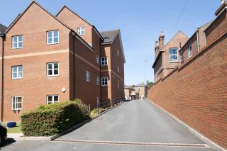 Newly Refurbed Warwick Apt 2BR Sleeps 3 Free Parking - 4