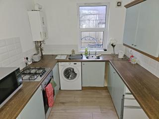 Self-Contained 1BR Flat with Free Parking & WiFi - Bristol - 1