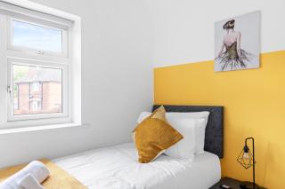 Minutes from City Superfast Wi-Fi Games Room Private Parking - 6