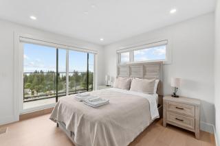 Stylish 6BR Retreat with Breathtaking Ocean Views - Nanaimo - 1