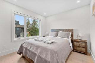 Stylish 6BR Retreat with Breathtaking Ocean Views - Nanaimo - 6