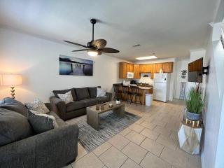 Cheerful 3 bedroom townhome Pool! Beach! Fun! - Gulfport - 0