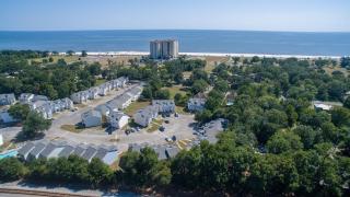 Cheerful 3 bedroom townhome Pool! Beach! Fun! - Gulfport - 1