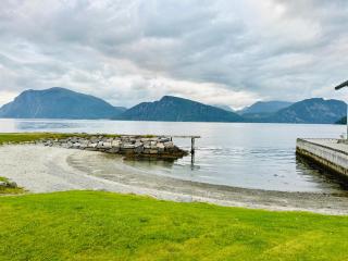 Spacious holiday home by the fjord and mountains - Sæbø - 8