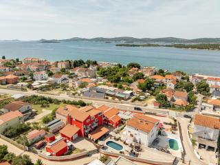 XXXL Villa Ancora with heated pool - Turanj - 8