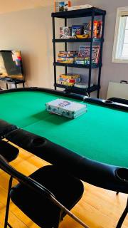 The Games House - Sleeps 8, 3 Bed, 3 Bath - Free Parking - Calgary - 0