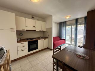 Flat with side sea view just steps from the beach - 5