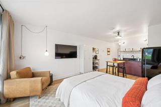 Walkable luxe studio with view 2 - 8