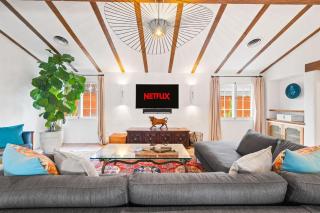 Spacious Spanish Hacienda Close to Everything - 4