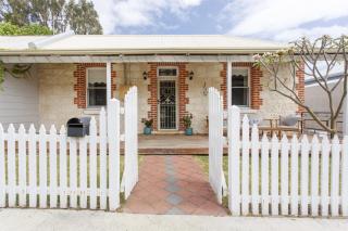 Charming Charles Pet Friendly Near Cafes and Beaches - South Fremantle - 0