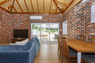 Charming Charles Pet Friendly Near Cafes and Beaches - 6
