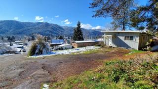 Panoramic View 2br on Hill in Uptown Oakridge - 1