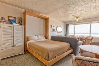 Sea Gypsy Rentals - Oceanfront Suite - Sleeps 6 - Lincoln City - 2
